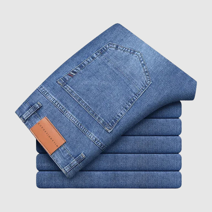 Bakfickorna på klassiska blå herrjeans med rak passform och hög midja, idealiska vardagsbyxor.