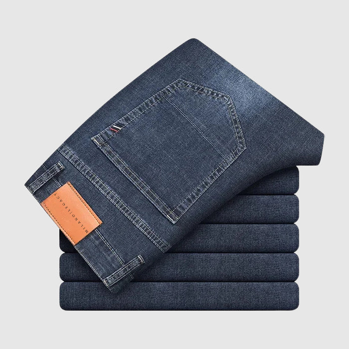 Snygga herrjeans i indigo med rak passform och hög midja, en mångsidig del av urban garderob.