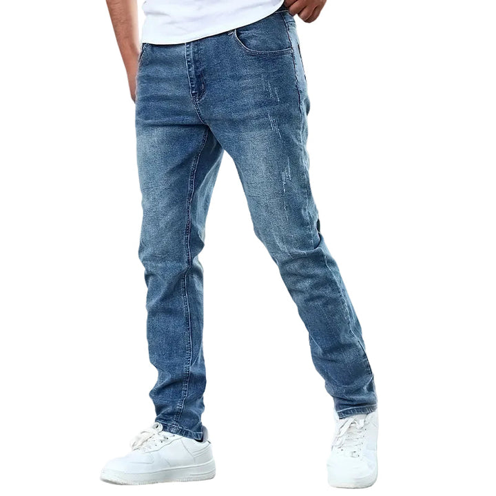 Herrjeans med raka ben i mörkblått, perfekt för en avslappnad stil, tillverkade i bekväm denim.