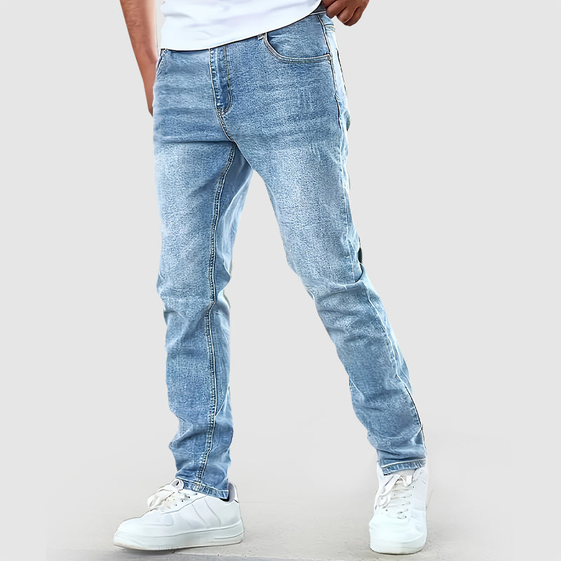 Svarta raka herrjeans, casual och mångsidiga för helårsbruk, framhävda i hållbar denimkvalitet.