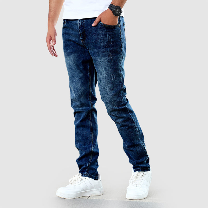 Ljusblå bekväma herrjeans med raka ben, en klassisk casual stil idealisk för alla tillfällen.
