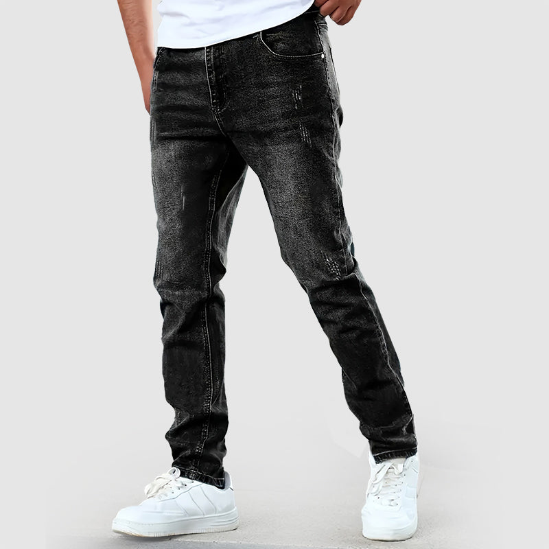 Detaljbild av mörkblå casual herrjeans tyg med raka ben, visar den robusta men bekväma denimkvaliteten.