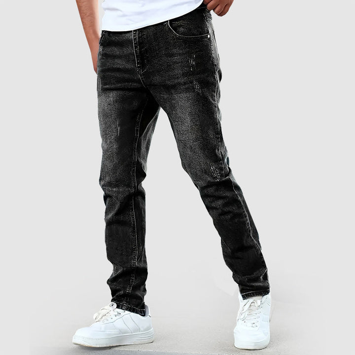 Detaljbild av mörkblå casual herrjeans tyg med raka ben, visar den robusta men bekväma denimkvaliteten.