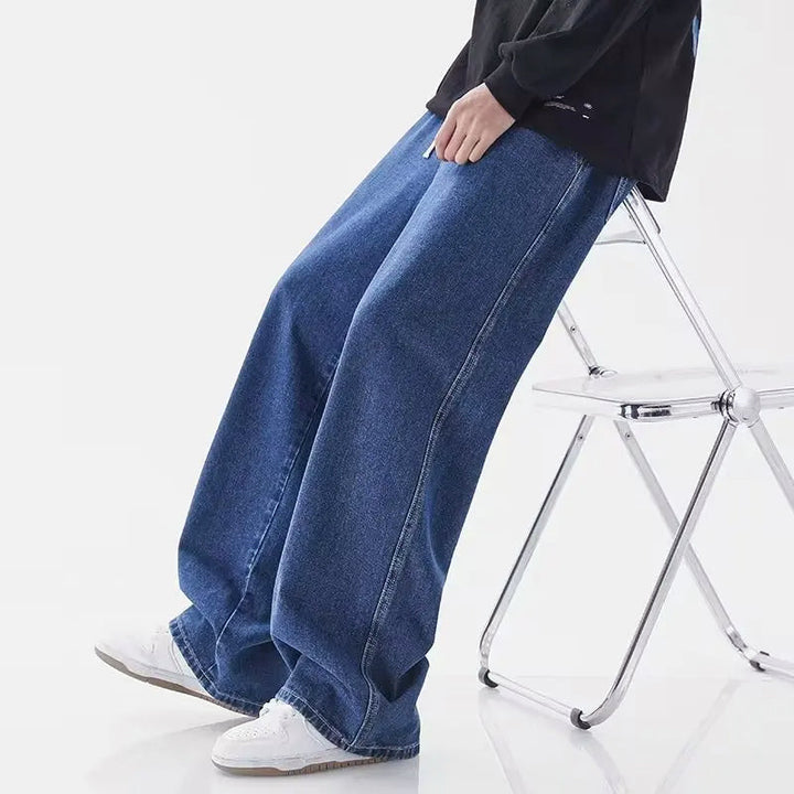Moderna herrjeans med vida ben i klassiskt utförande, idealiska för en bekväm vardagslook