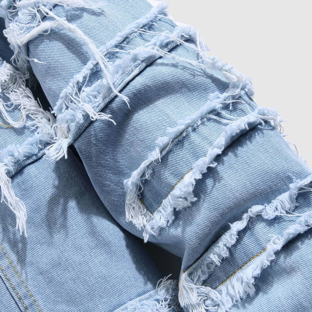 Man bär blå jeansjacka i robust stil, en modern denim herrjacka perfekt för vardagsbruk.