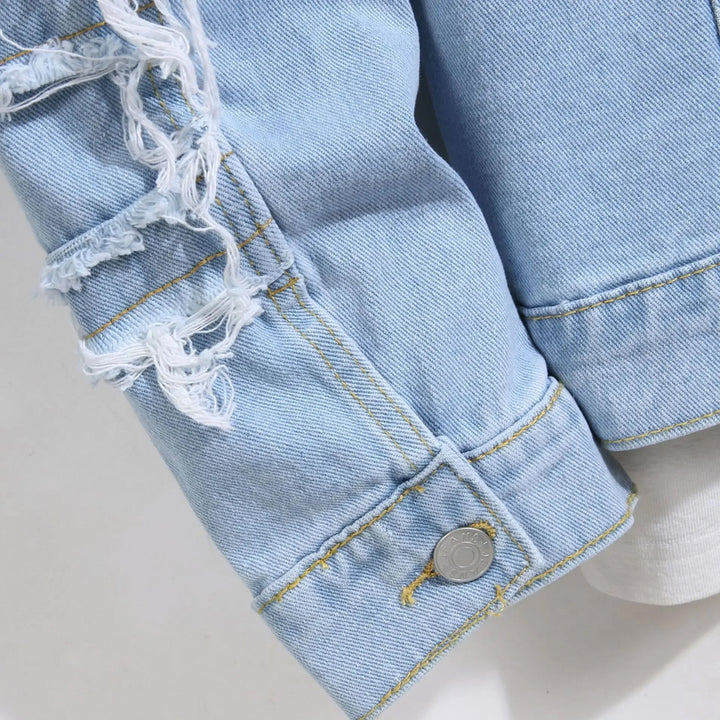Närbild av robust blå herrjeansjacka i denim, visar textur och klassisk krage.