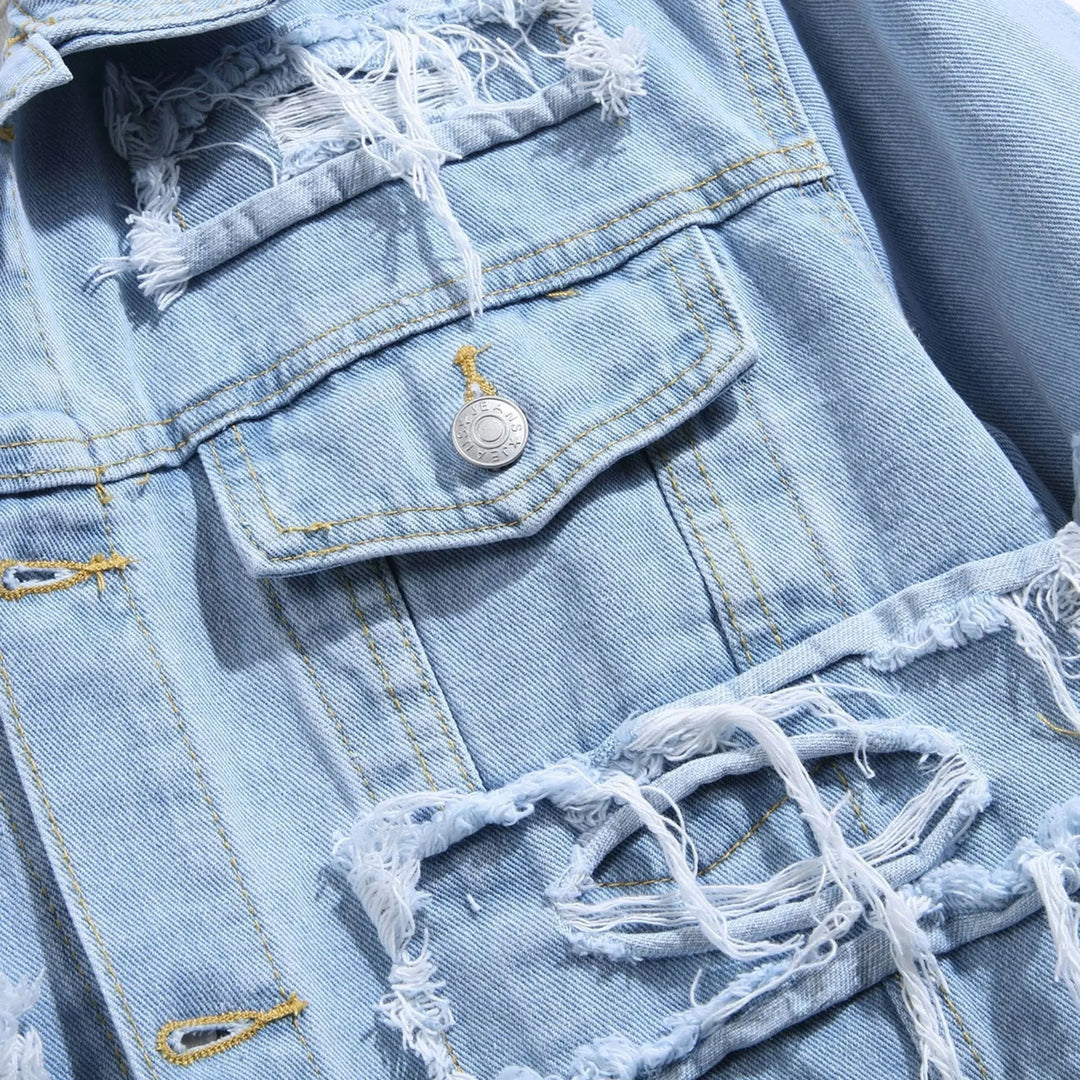 Bakifrån: Blå herrsjeansjacka i robust stil, med detaljer som justerbar midja.