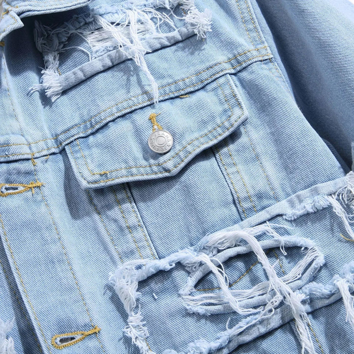 Bakifrån: Blå herrsjeansjacka i robust stil, med detaljer som justerbar midja.