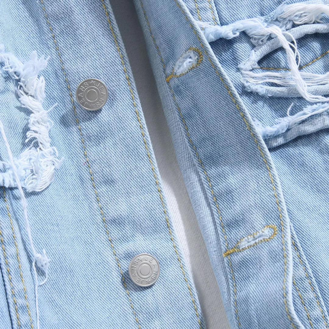 Elegant herrojeansjacka i robust blå denim, ett tidlöst ytterplagg för vår och höst.