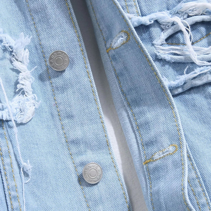 Elegant herrojeansjacka i robust blå denim, ett tidlöst ytterplagg för vår och höst.