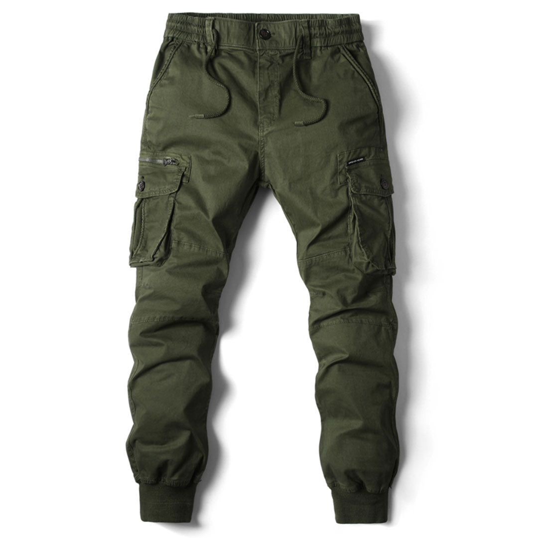 Hängandes herrjoggers med lastfickor, tydligt visar byxornas sportiga design och detaljer.