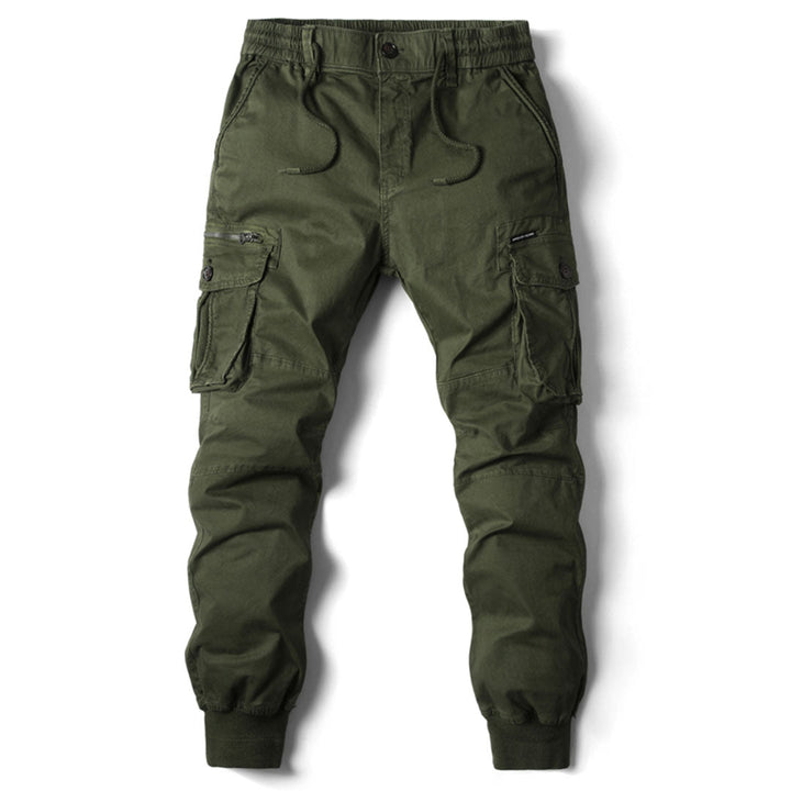 Hängandes herrjoggers med lastfickor, tydligt visar byxornas sportiga design och detaljer.