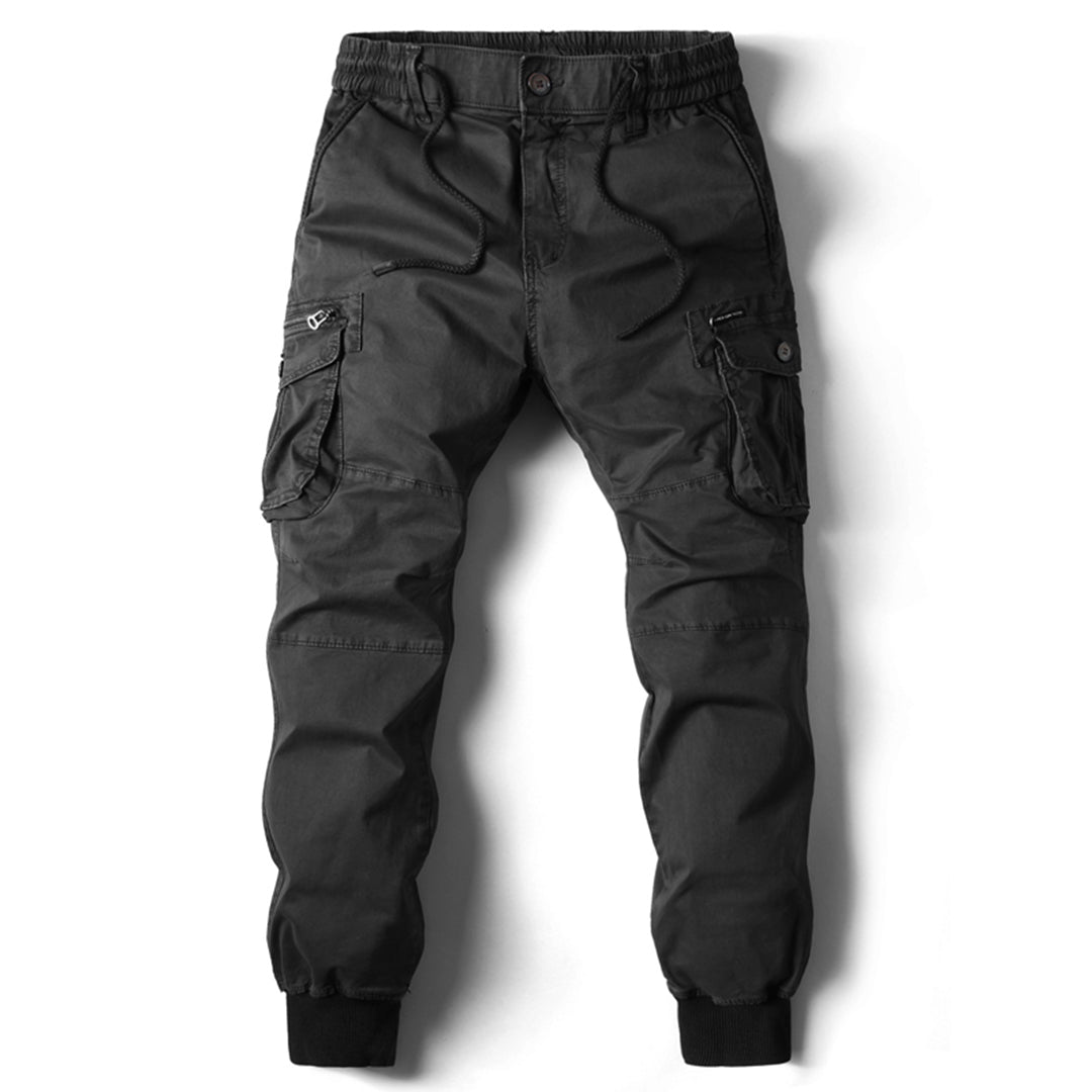 Närbild av mudd i benslut på herrjoggers med lastfickor, ger en snygg och modern finish.