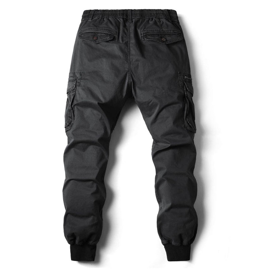 Herrjoggers i mörkblått med lastfickor på sidorna, elastisk snörning i midjan.