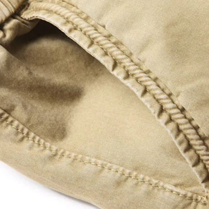 Svarta herrjoggers med lastfickor och bekväm resår i midjan, lämpliga för vår och höst.