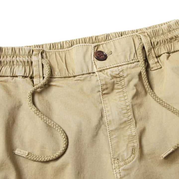 Herrjoggers i armégrönt med gott om lastfickor, kombinerar komfort med en praktisk design.