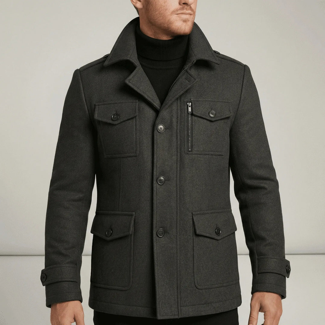 Elegant slim fit herrkappa Ethan. Skräddarsydd rock som framhäver silhuetten, idealisk för stilmedvetna män.
