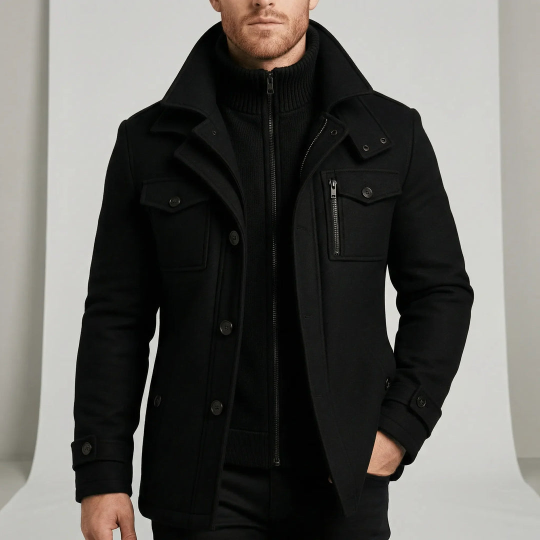Mångsidig herrkappa Ethan med avtagbar insats. Slim fit ytterrock som anpassas för olika temperaturer, elegant design.