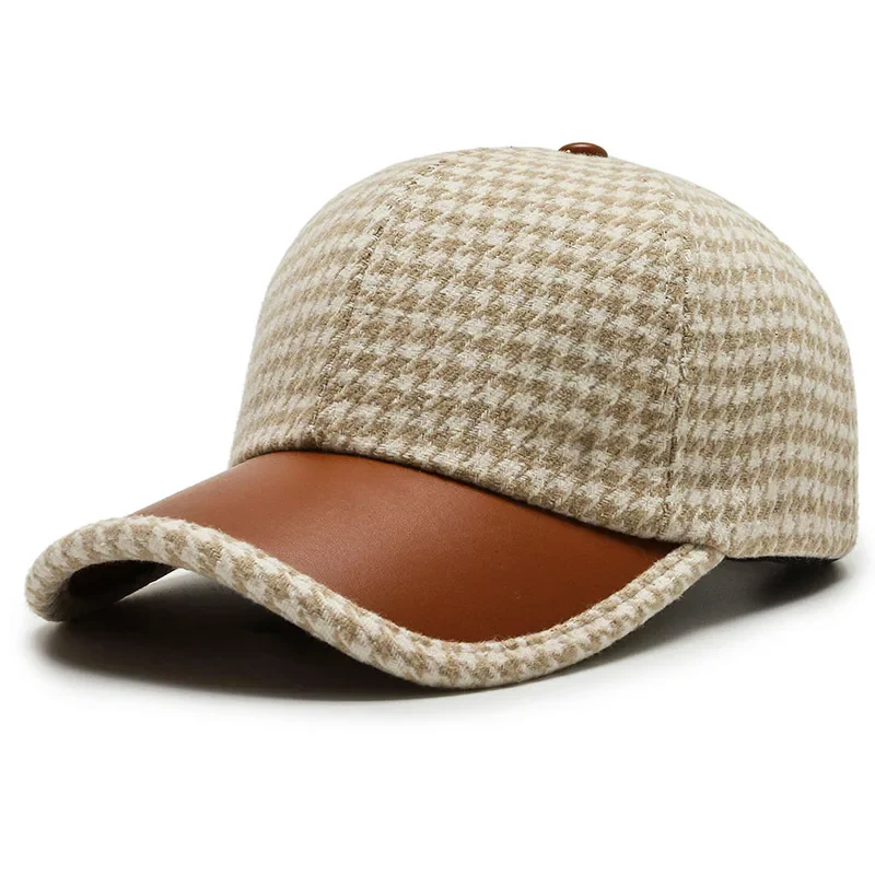 Casual herrkeps med houndstooth och konstläder, perfekt accessoar för en stilren look.