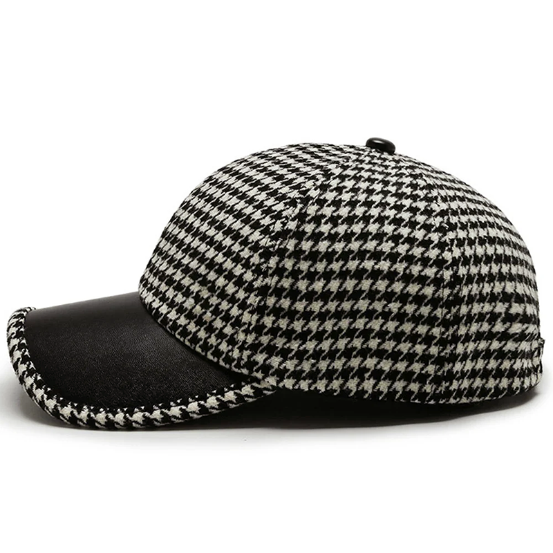 Herrkeps i textil med hundtandsmönster och konstläderband runt kullen, elegant herrhatt.