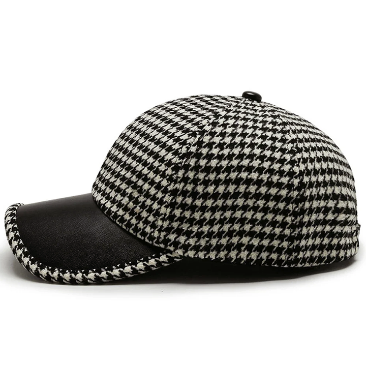 Herrkeps i textil med hundtandsmönster och konstläderband runt kullen, elegant herrhatt.