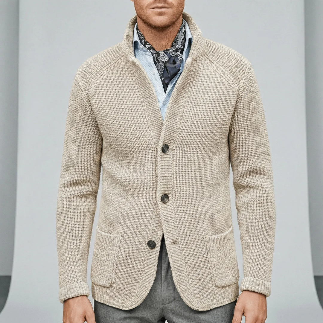 Man bär elegant Daniel herrkofta, långärmad och texturerad. Perfekt för vardagsmode & ledig passform.