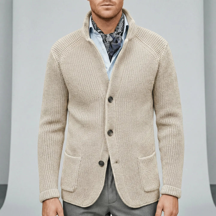 Man bär elegant Daniel herrkofta, långärmad och texturerad. Perfekt för vardagsmode & ledig passform.