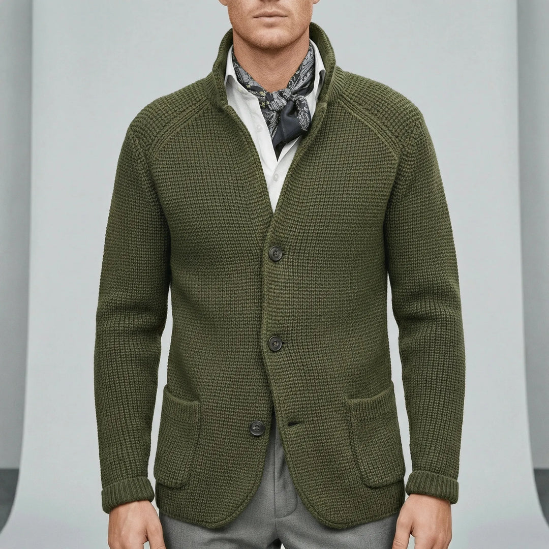 Herrkofta Daniel, långärmad och texturerad stickning. Mångsidig knappkofta för ledig eller elegant stil.