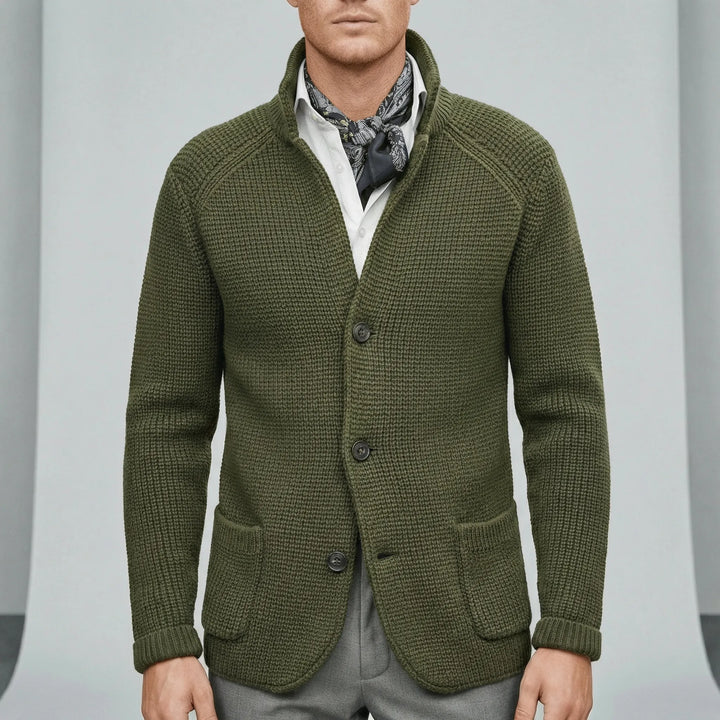 Herrkofta Daniel, långärmad och texturerad stickning. Mångsidig knappkofta för ledig eller elegant stil.