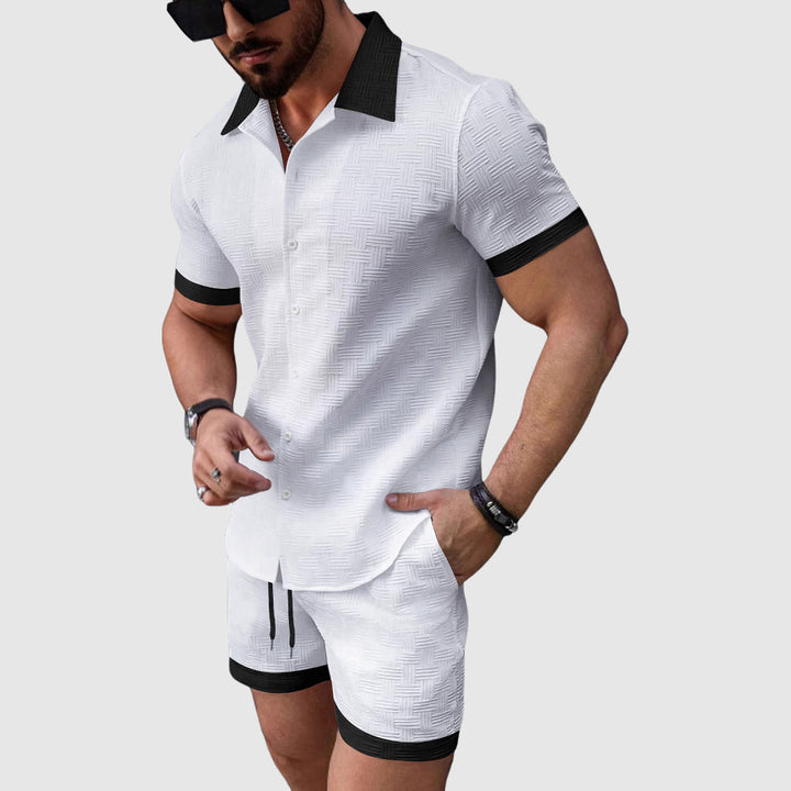 Andningsbart herrfritidsset med kortärmad skjorta och shorts, perfekt för varma dagar.
