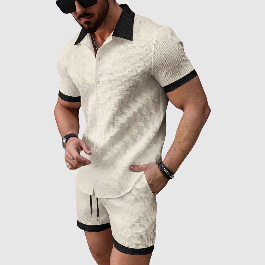 Casual herrstil: komplett fritidsset med snygg kortärmad skjorta och matchande shorts.