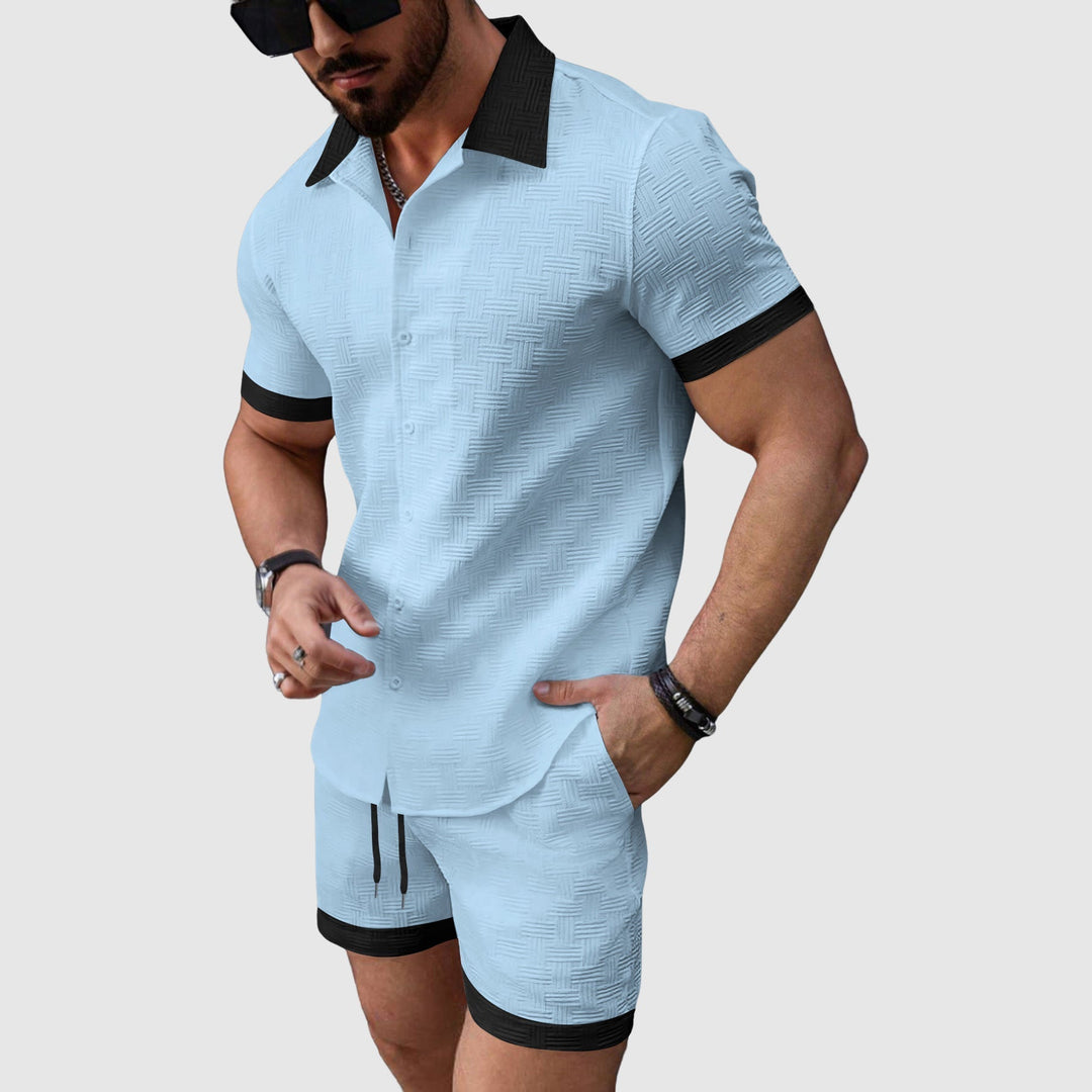 Bekväm herrkläder: sommarset med kortärmad skjorta och shorts, idealiskt för fritidsaktiviteter.