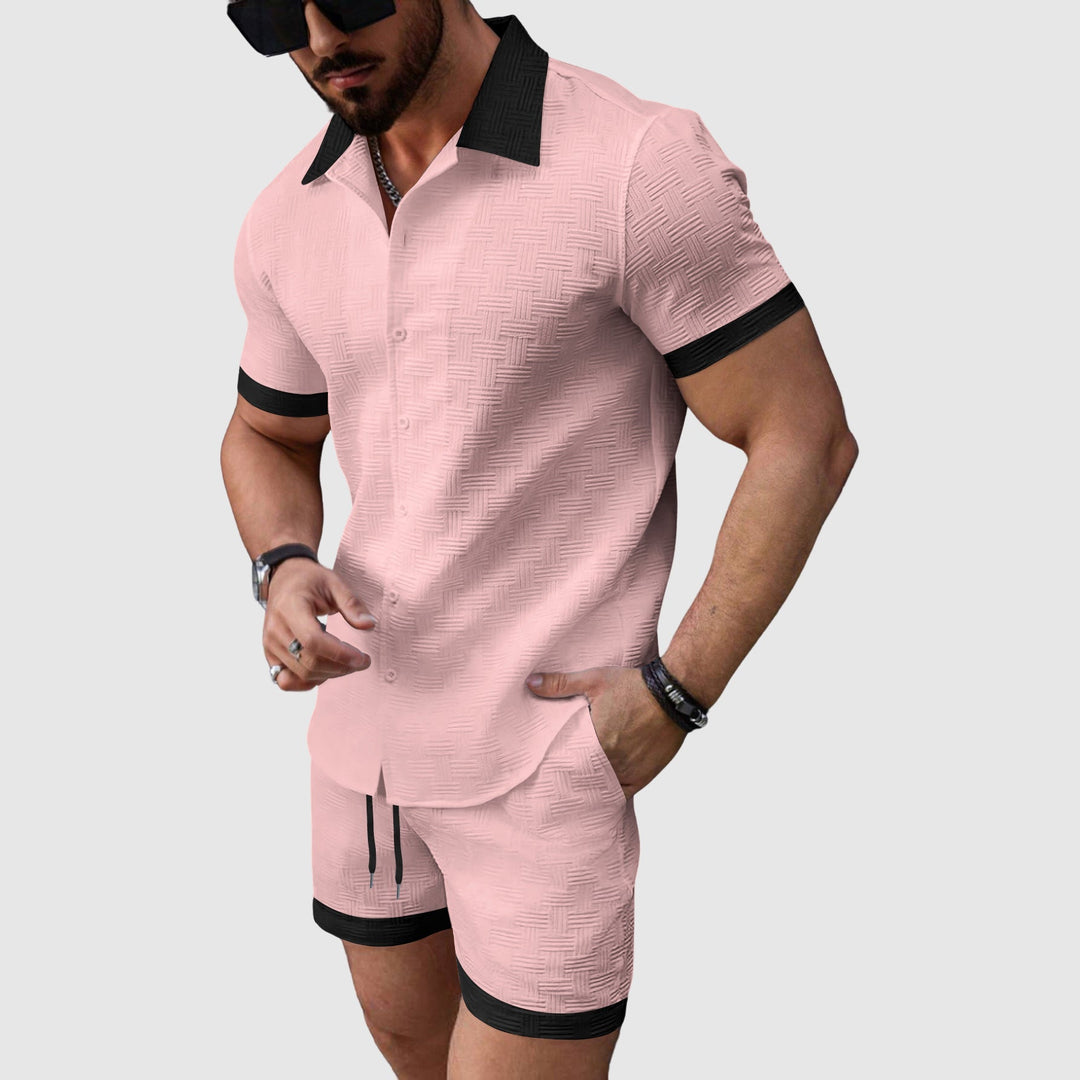 Herr fritidsset med enfärgad kortärmad skjorta och shorts, andningsbart material för maximal komfort.