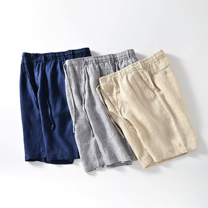 Bekväma herrshorts i linne med elastisk midja och dragsko, idealiska för strandkläder.