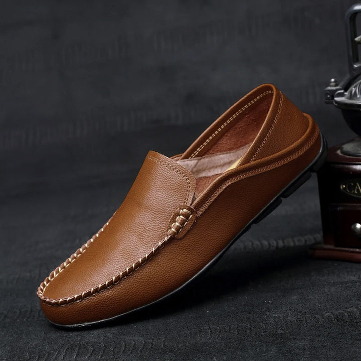Klassiska svarta läderskor i loafermodell för herr, mångsidiga för formell och avslappnad användning.