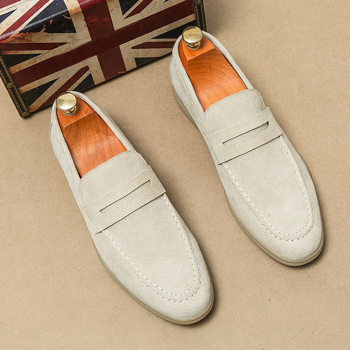 Beige herrloafers i klassisk design, perfekta vardagsskor i skinn med bra komfort.