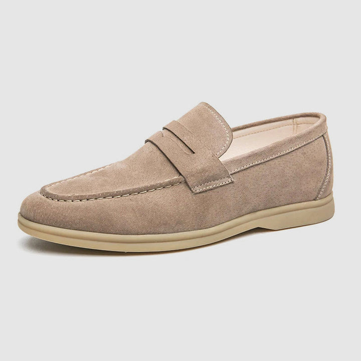 Närbild på bruna herrloafers, visar skinndetaljer, snygga och bekväma slipon-skor.