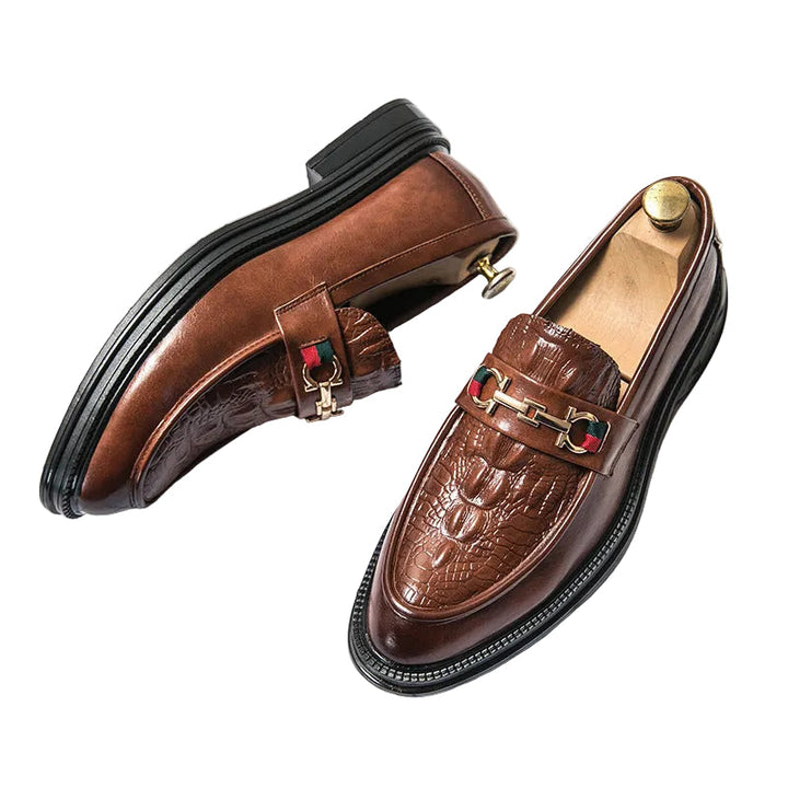Herrloafers i präglat brunt läder med elegant metallbit, perfekt för formella tillfällen.