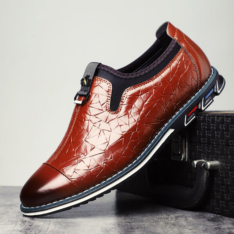 Moderna herrloafers med unik geometrisk design, perfekta som bekväma vardags- eller festskor.