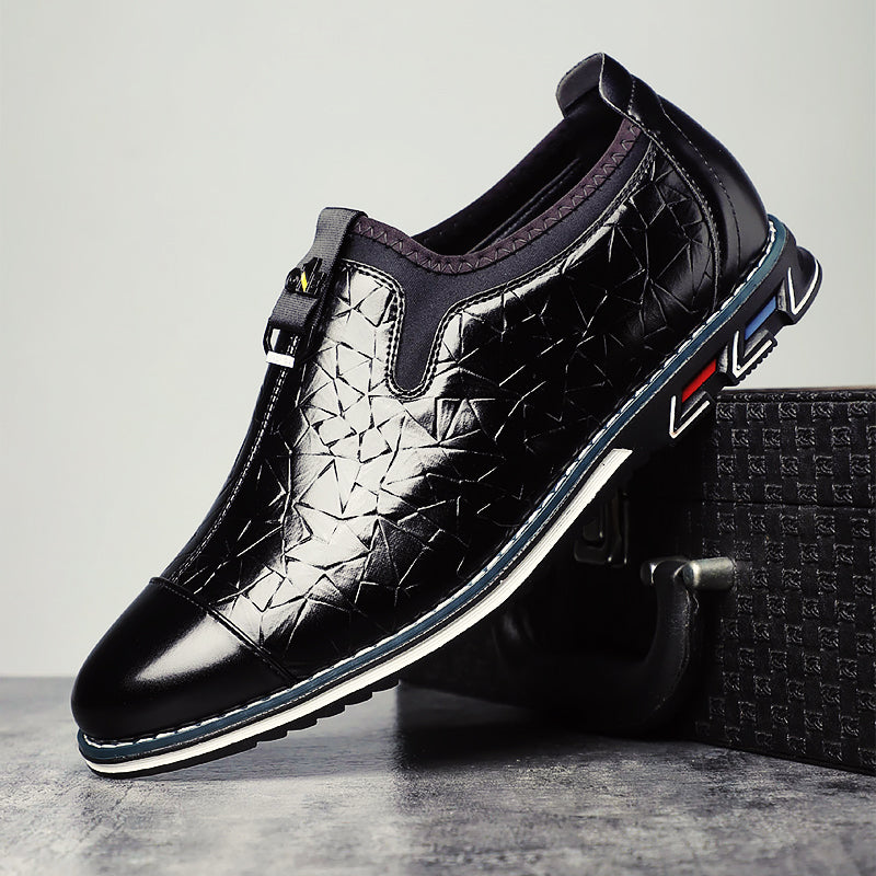 Stilrena herrloafers med geometriska detaljer, sköna för smartcasual eller festliga tillfällen.