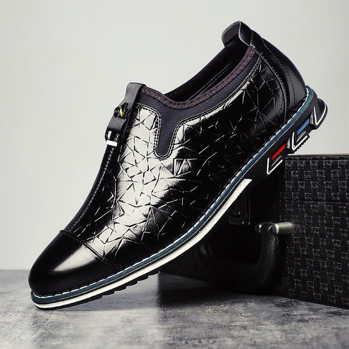 Stilrena herrloafers med geometriska detaljer, sköna för smartcasual eller festliga tillfällen.