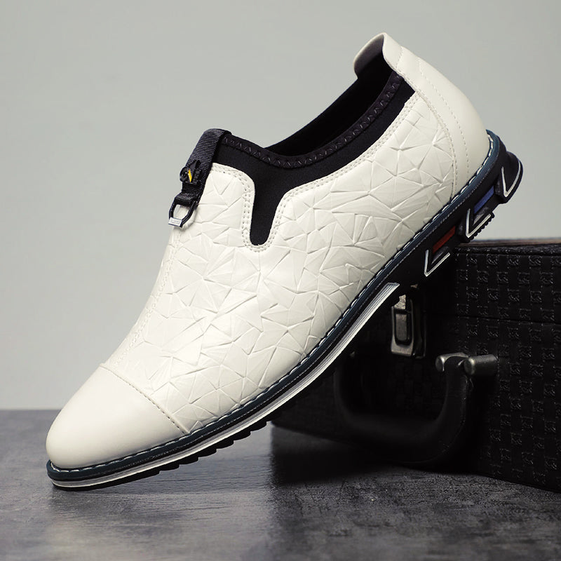 Snygga herrskor i loafermodell med innovativ geometrisk design och bekväm passform.