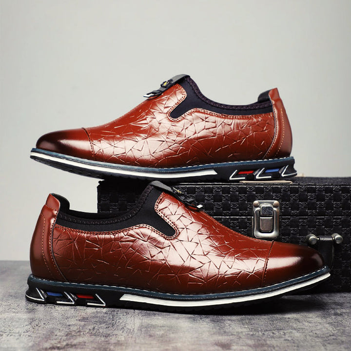 Herrloafers med modern twist, geometrisk design och en bekväm gummisula, idealiska för alla tillfällen.
