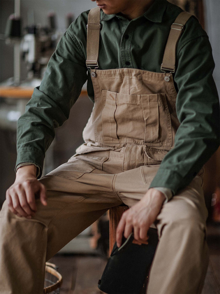 Praktisk herroverall med gott om utrymme för verktyg & personliga tillbehör.