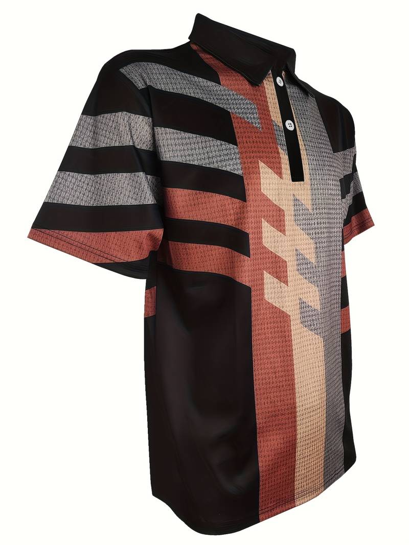 Man bär en vit vintage herrpikétröja med 1/4 knapp, matchad med ljusa byxor för sommaroutfit.