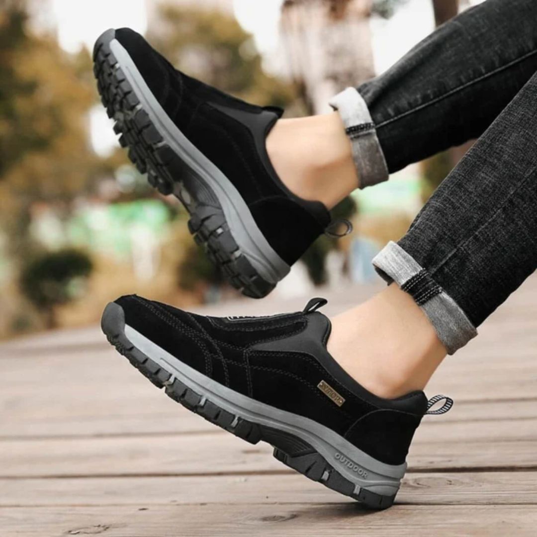 Svarta vardagsskor för herr, slip-on, lätta och flexibla för daglig bekvämlighet.