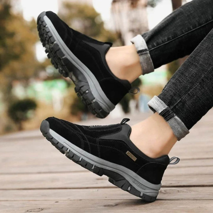 Svarta vardagsskor för herr, slip-on, lätta och flexibla för daglig bekvämlighet.