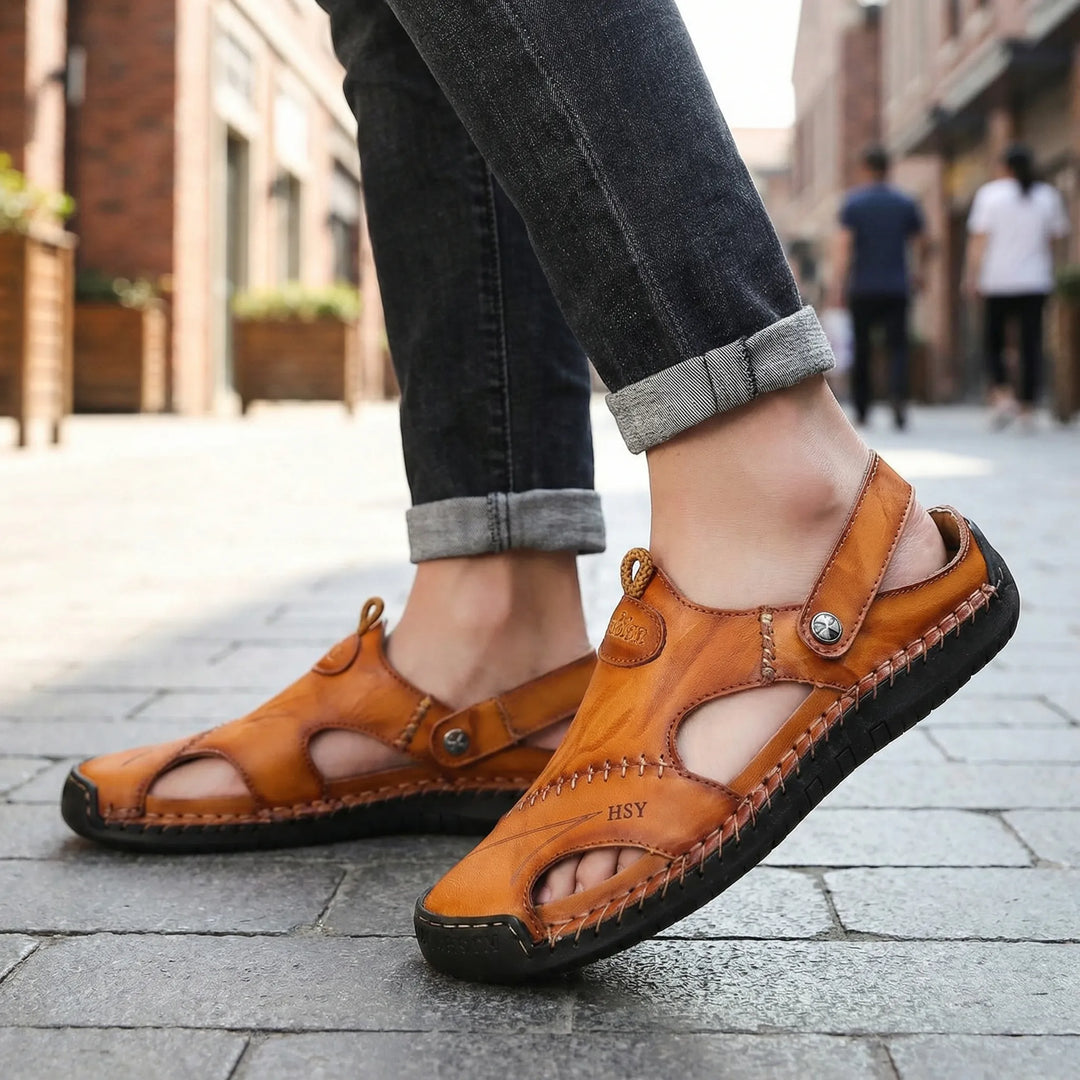 Herrsandaler Jake med sluten tå, andningsbar design för komfort hela dagen. Perfekta sommarskor.