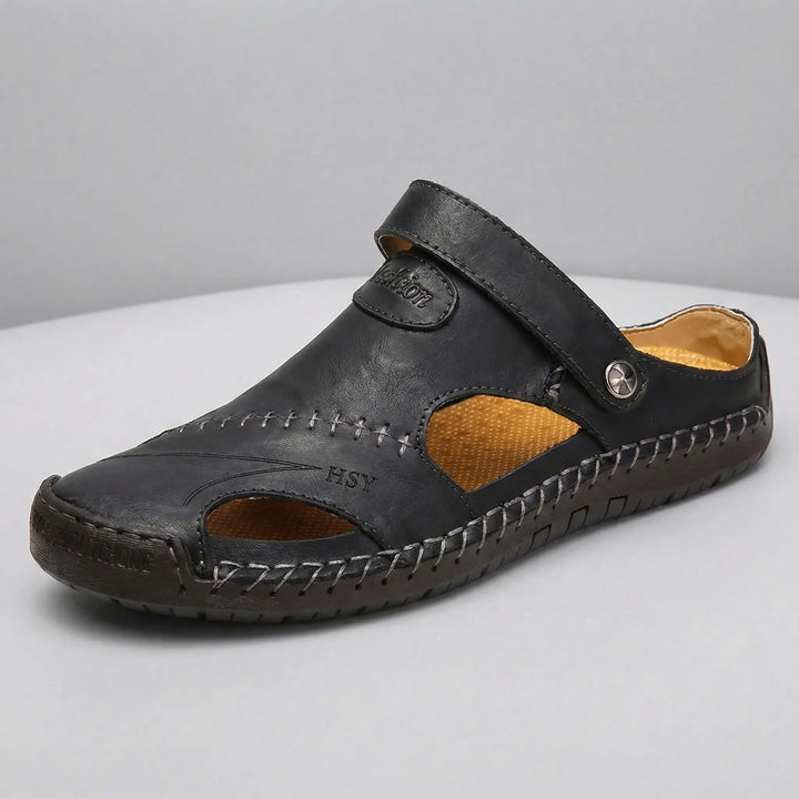Herrsandaler Jake designade för komfort hela dagen. Andningsbara med sluten tå för skydd och stöd.