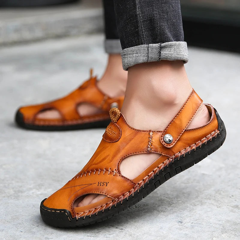 Herrsandaler Jake med sluten tå, andningsbara för sommar. Bekväma slip-on skor med fotvalvsstöd.